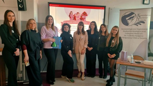 Dzień kobiet w Liceum. Kliknij, aby powiększyć zdjęcie.